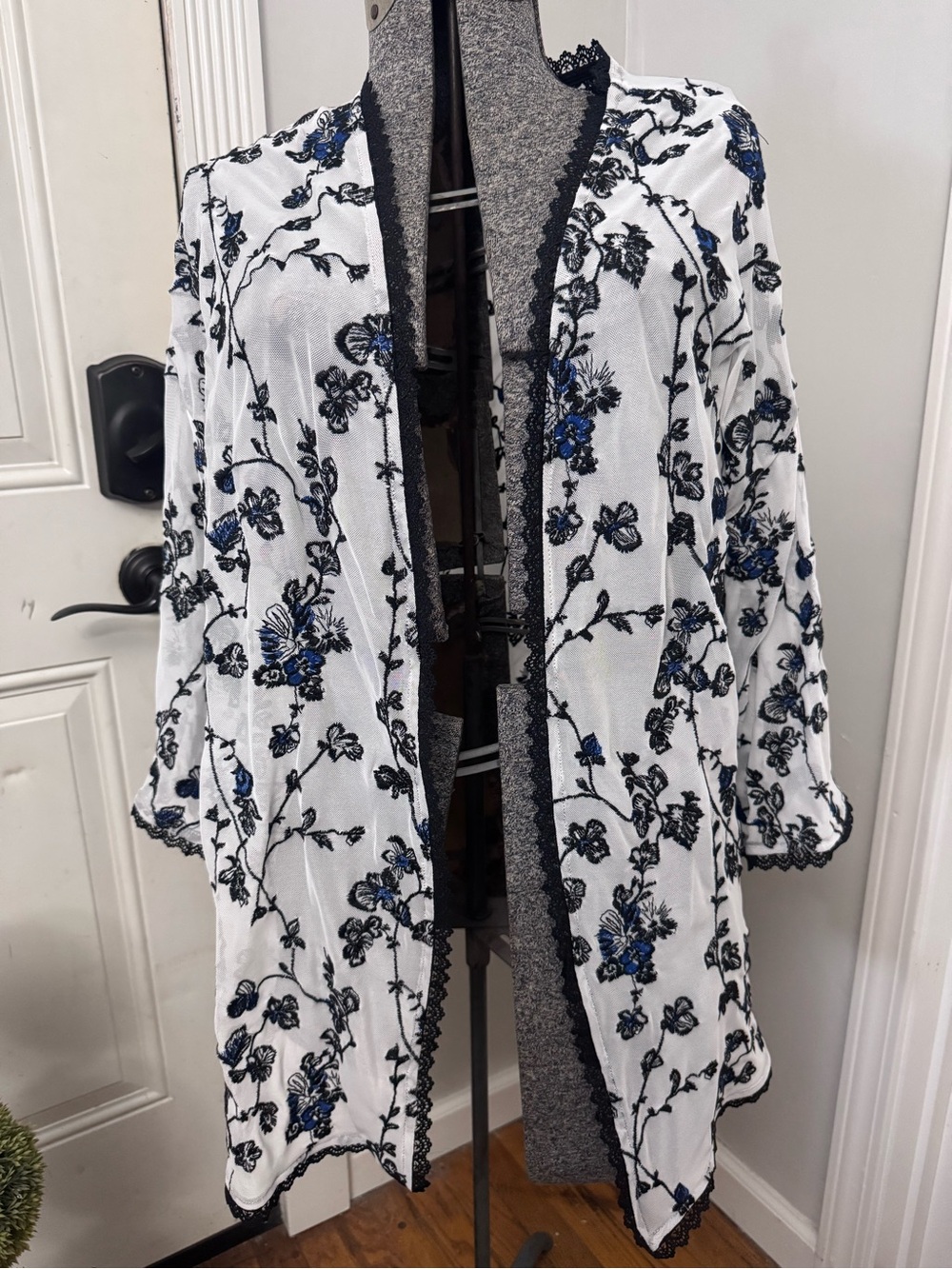 Skye's the Limit White Embroidered Floral Kimono w/ Blue & Black Stitching Large